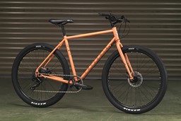 Zeige Details für Fairdale Weekender Archer Gravel/Commuter Bike 2023 - Matte Coral Red Bild von Fairdale Weekender Archer Gravel/Commuter Bike 2023 - Matte Coral Red