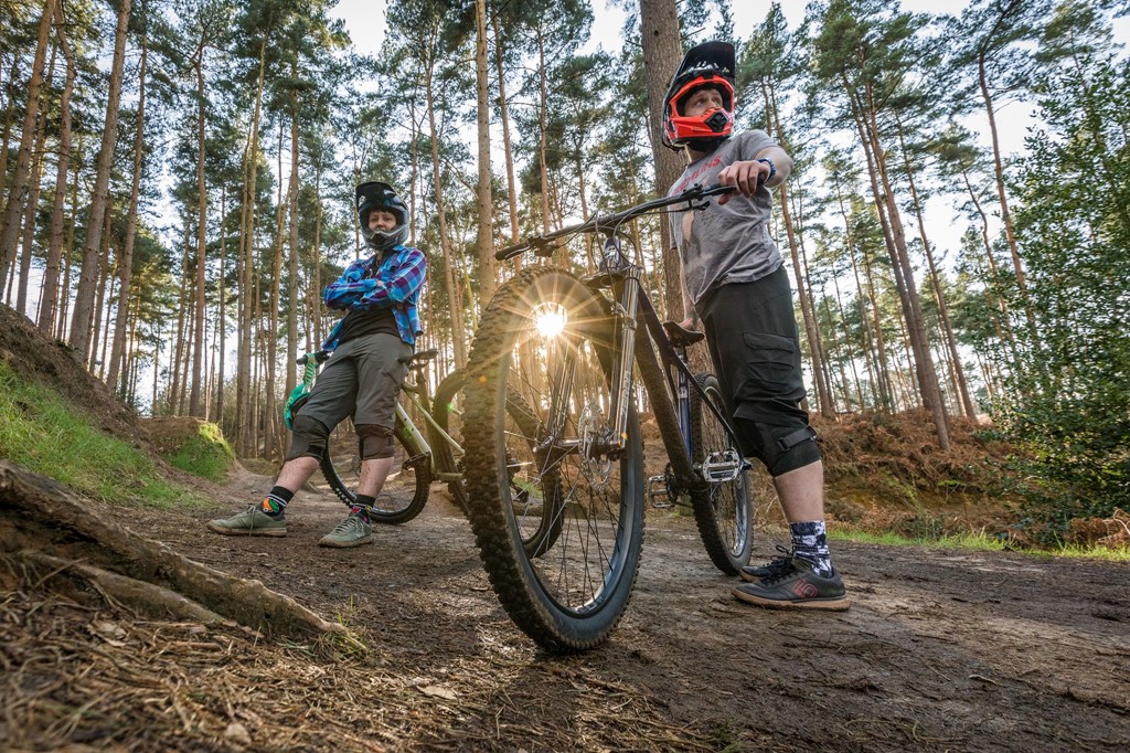 Zwei Mountainbiker mit dem GT Zaskar LT im Wald