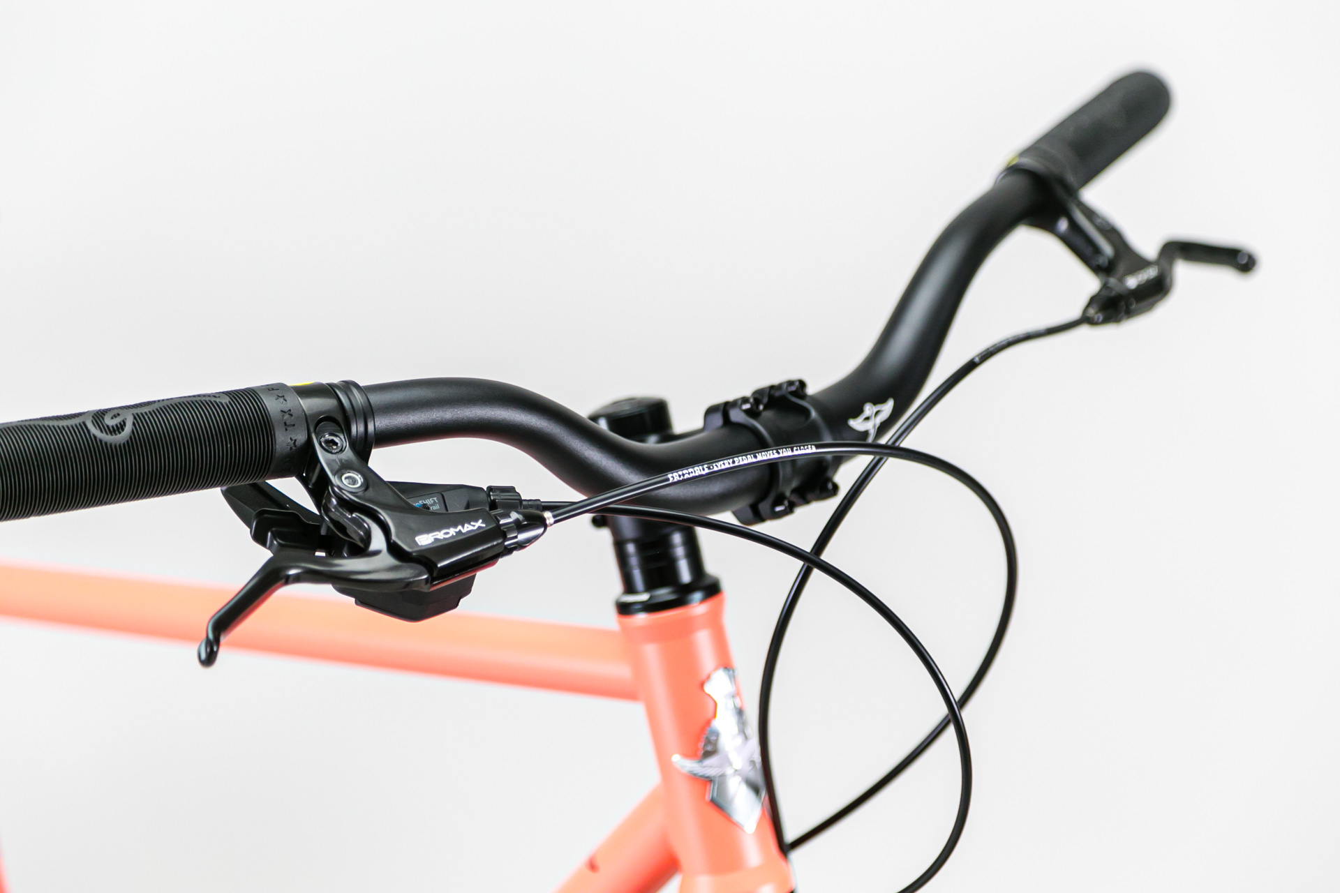 Bild von Fairdale Weekender Archer Gravel/Commuter Bike 2023 - Matte Coral Red