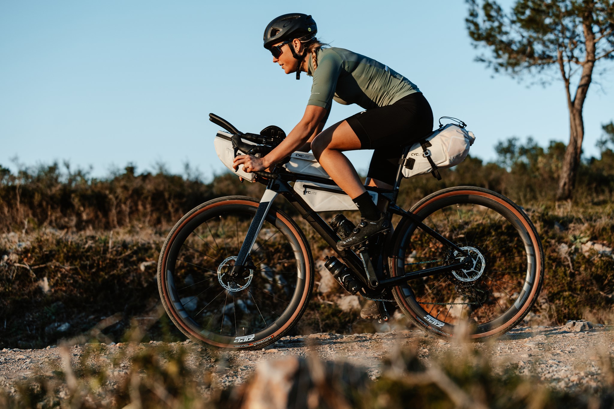 Cyclite Race Set Light Grey am Gravelbike in Aktion