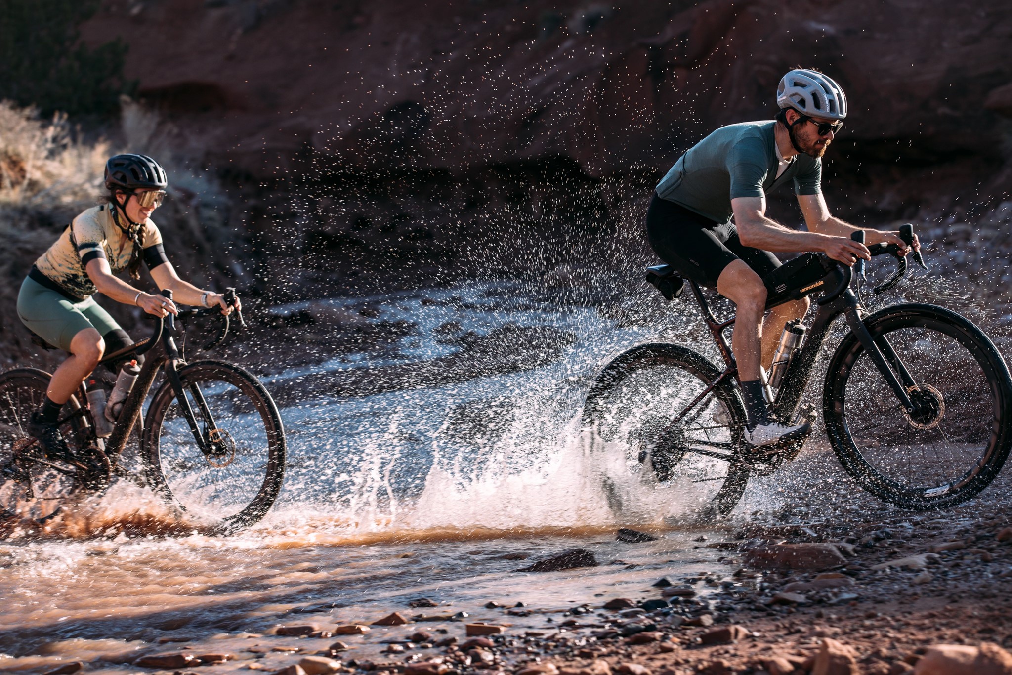 Zwei Cannondale Topstone Gravelbikes fahren durch einen Bach in Moab