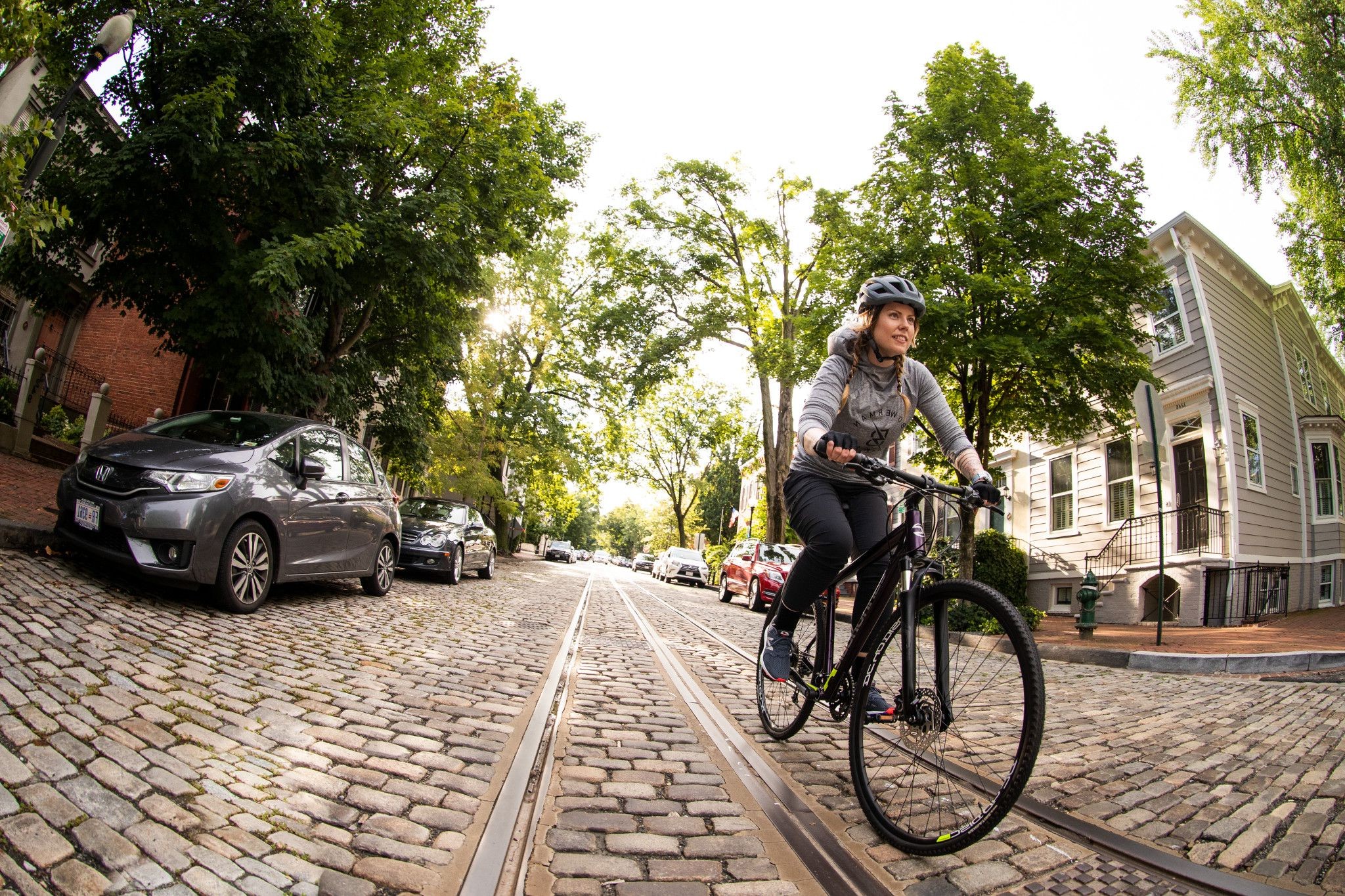 Radfahrerin auf einem Urban Bike in der Stadt