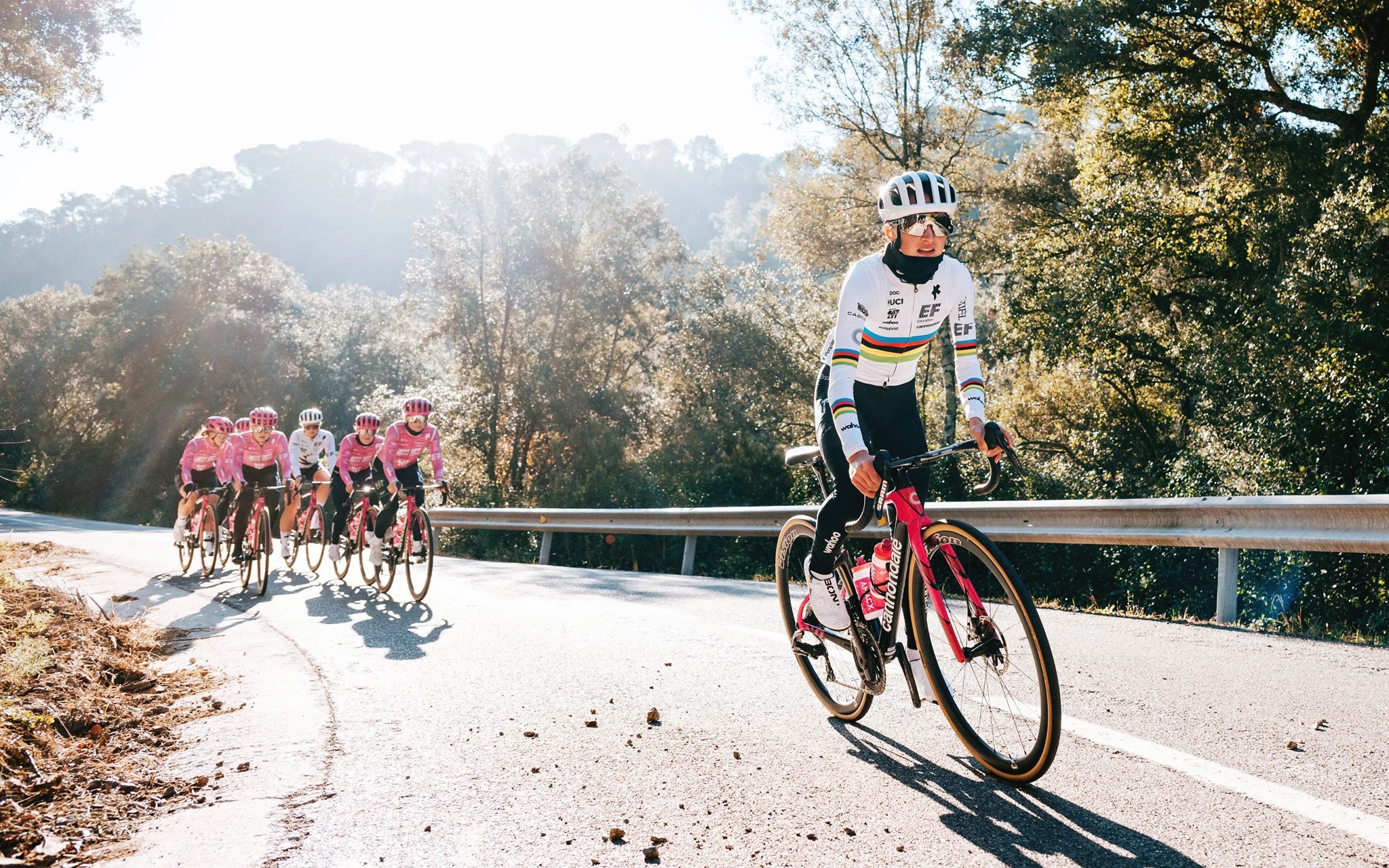 Radprofi im EF-Teamtrikot auf dem Cannondale SuperSix EVO